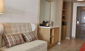 1 bedroom, desk, laptop workspace, soundproofing
