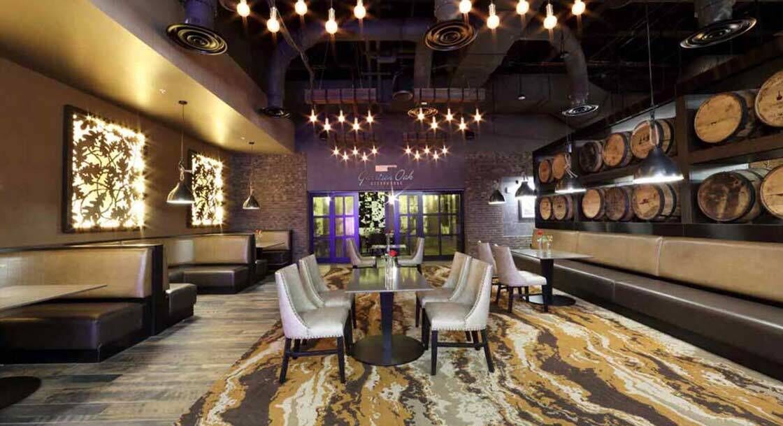 2 restaurants, servant le dîner et le souper; cuisine américaine