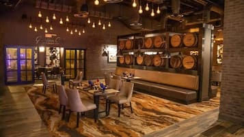 2 restaurants, lunch, dinner served; American cuisine