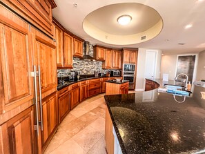 冰箱、微波炉、烤箱、炉灶