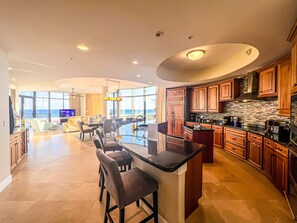 Frigorifero, microonde, forno, piano cottura