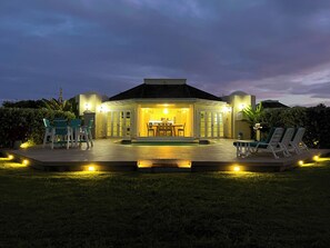 Outdoor dining - Newly Renovated Luxury Waterfront Villa cluster with magnificent ocean views! (lowlands)