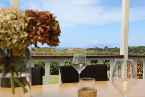 Coastal Farmhouse- Stars, Spa and Birdsong