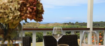 Coastal Farmhouse- Stars, Spa and Birdsong