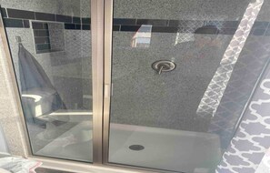 Combined shower/bathtub, hair dryer, towels, soap - Great Parking, Lucas Oil Stadium Indianapolis Convention Center (Indianapolis)
