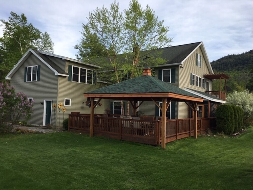 Beautiful 6 bedroom house short walk to Lake George