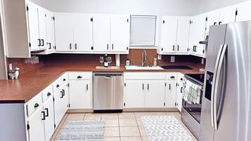 Coffee/tea maker, fridge, microwave, oven