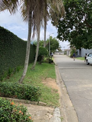 المنطقة المحيطة بالمنشأة