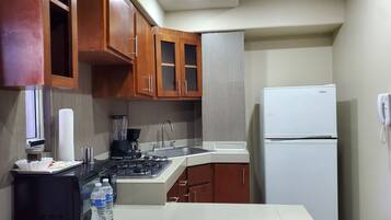 Frigorífico grande, microondas, horno y placa de cocina