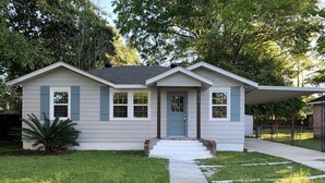 A single-story house with a front porch, a mailbox, and a small front yard. - CUTE & QUIET FAMILY HOUSE (Denham Springs)