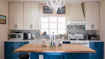 雪櫃、微波爐、焗爐、爐具