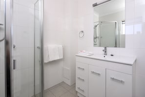 Habitación estándar con 1 cama doble o 2 individuales | Baño | Ducha, cabezal de ducha tipo lluvia, toallas y jabón