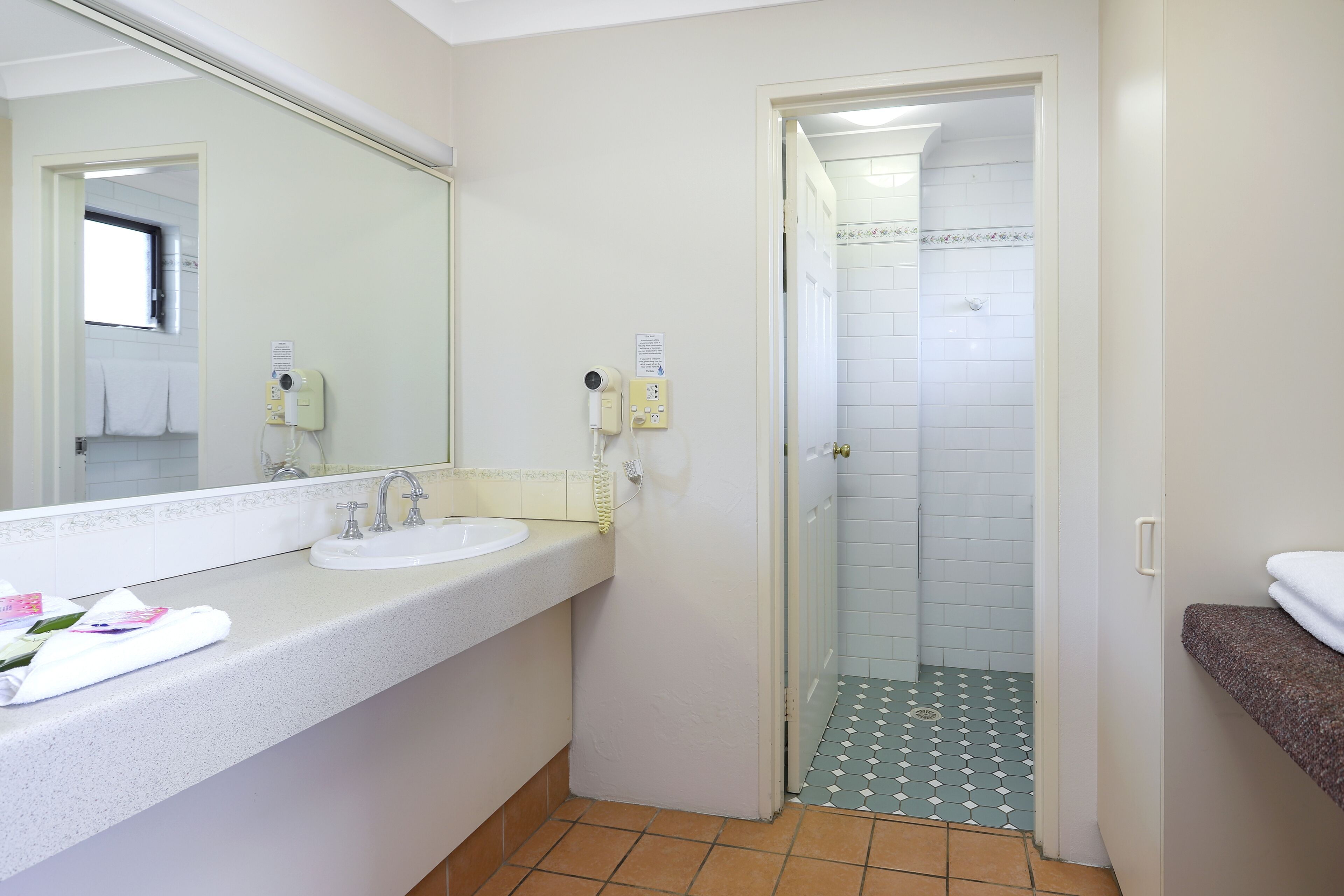 Deluxe Double or Twin Room | Bathroom | Shower, rainfall showerhead, towels, soap