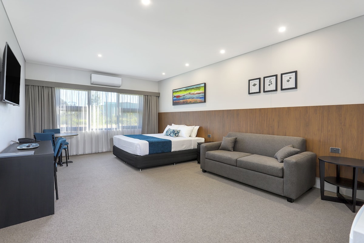 Superior Room | Desk, bed sheets