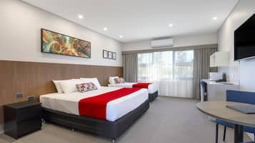 Phòng 2 giường đơn Superior | Bàn, bộ trải giường