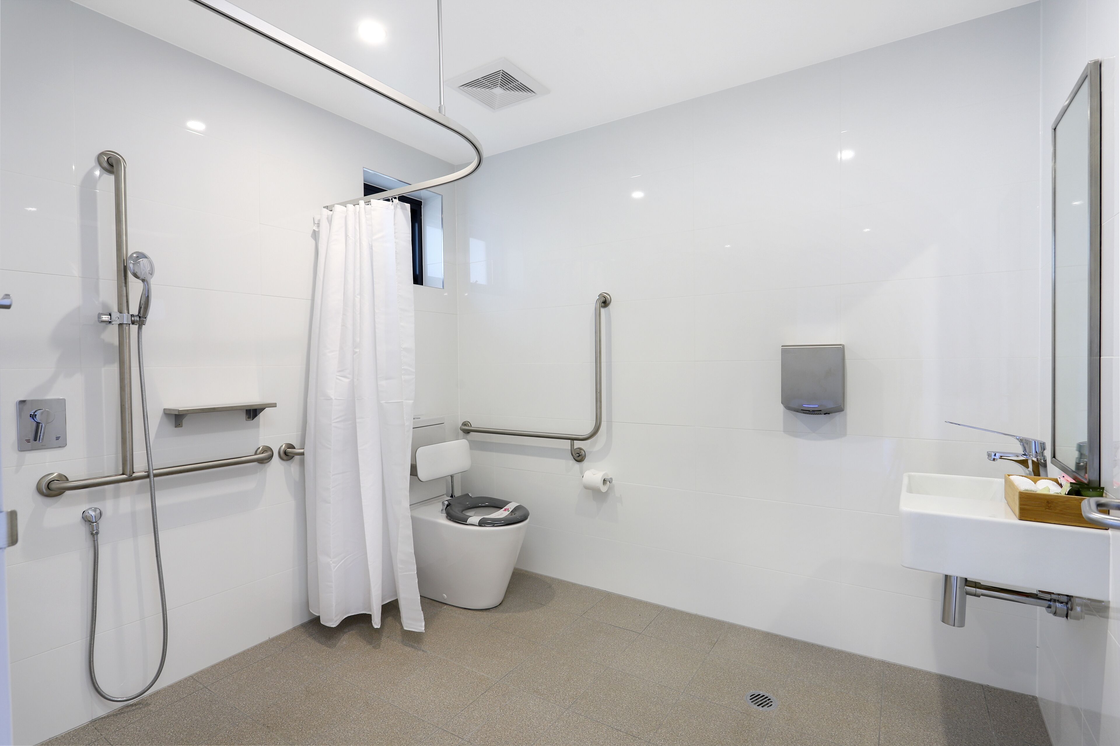Superior Twin Room | Bathroom | Shower, rainfall showerhead, towels, soap