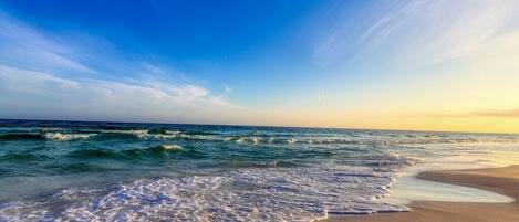 Nära stranden och solstolar
