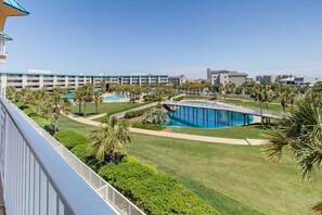 Un hôtel doté d’une piscine, de palmiers et offrant une vue sur un ciel dégagé.