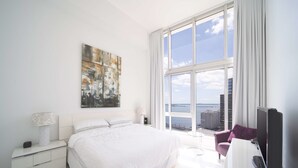 2 bedrooms, laptop workspace, iron/ironing board, bed sheets - Downtown Luxury Miami High-rise Apartment (Miami)