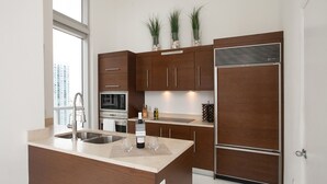 Stovetop, dishwasher, cookware/dishes/utensils - Downtown Luxury Miami High-rise Apartment (Miami)