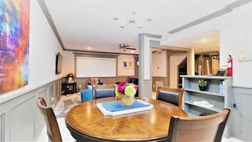 Luxury House, 2 Bedrooms, 2 Bathrooms | Dining room