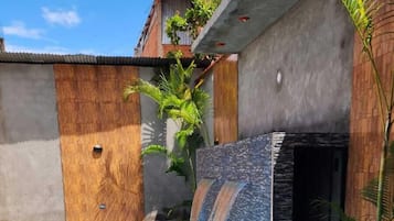 Udendørs pool, åben fra kl. 08.00 til kl. 22.00, parasoller, liggestole