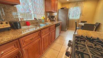 Kjøleskap, mikrobølgeovn, ovn og kokeplater