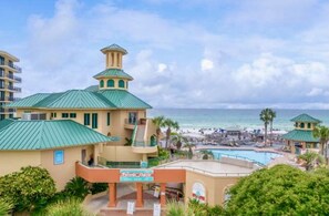 Piscina all'aperto, una piscina in terrazza