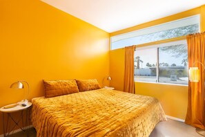 3 chambres, bureau, fer et planche à repasser, lit parapluie