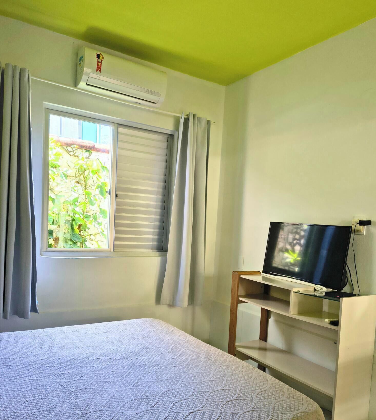 شقة إستديو بتجهيزات أساسية | خزنة داخل الغرفة ومساحة عمل للكمبيوتر المحمول وستائر تعتيم ومكواة/لوح كي