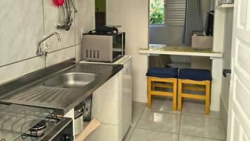 Basic Studio | Dapur peribadi | Peti sejuk, ketuhar gelombang mikro, pembakar roti, pengisar