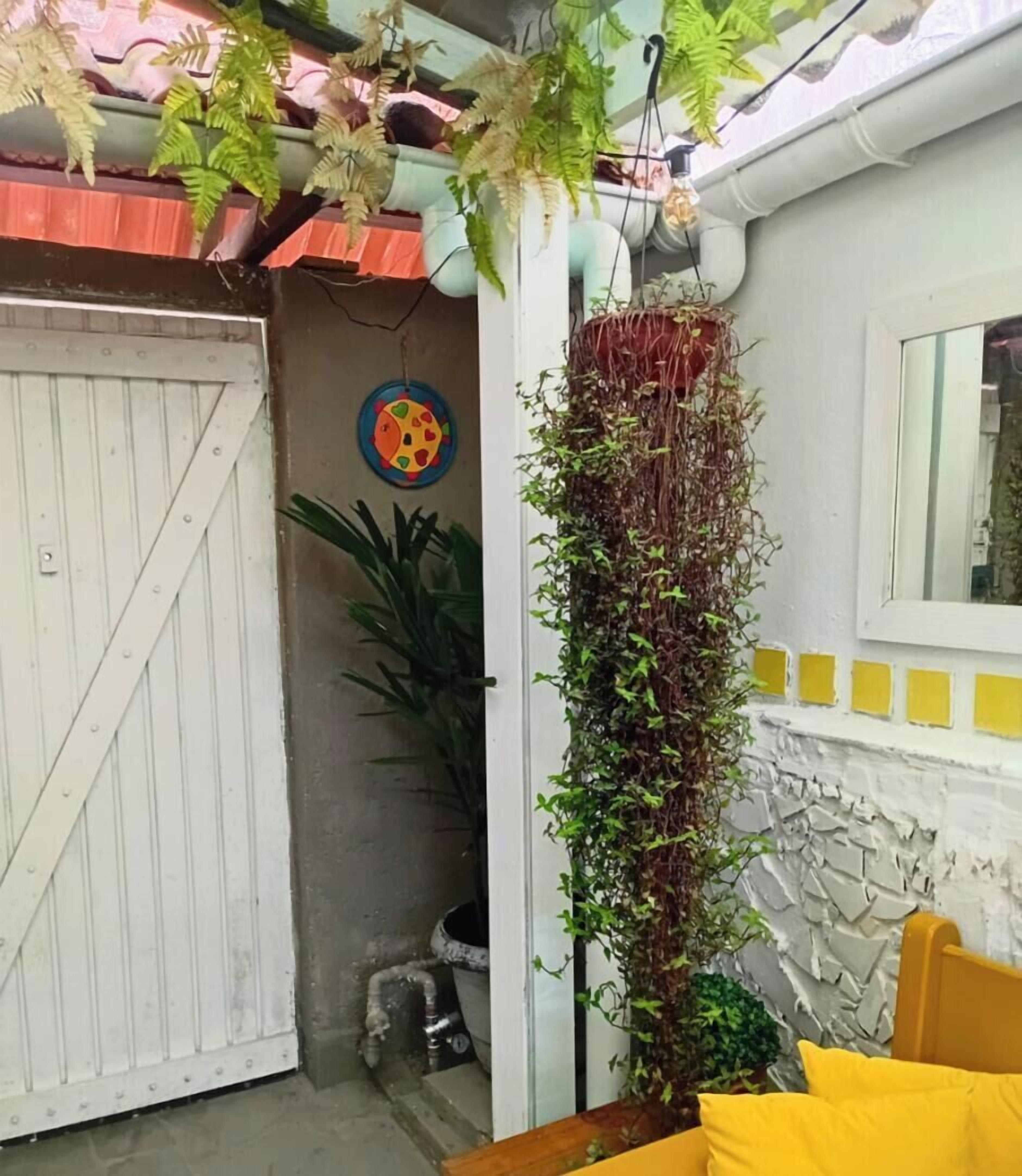 شقة إستديو بتجهيزات أساسية - غرفة نوم واحدة | منطقة المعيشة | تلفزيون ذكي بحجم 0-بوصة يعرض قنوات تلفزيونية باشتراك مدفوع