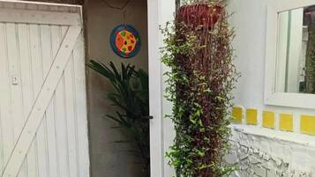 Basic Studio, 1 Bedroom | Ruang tamu | 0 inci sebuah televisyen pintar dengan kabel