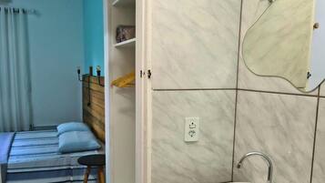 Basic Studio, 1 Bedroom | Bilik Mandi | Tuala disediakan, tisu tandas