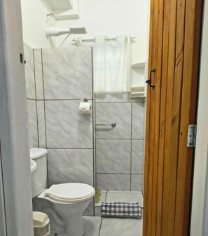 Basic Studio, 1 Bedroom | Bathroom | Towels, toilet paper - Aurea Flats (Florianópolis)