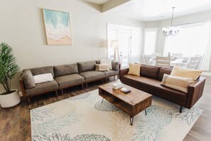 Smart TV, foosball - Beautiful Home with HOT TUB, COMMUNITY POOL & GAME ROOM. (Nampa)