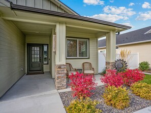 Exterior - Beautiful Home with HOT TUB, COMMUNITY POOL & GAME ROOM. (Nampa)
