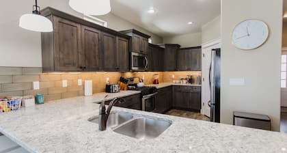 Beautiful Home with HOT TUB, COMMUNITY POOL & GAME ROOM.