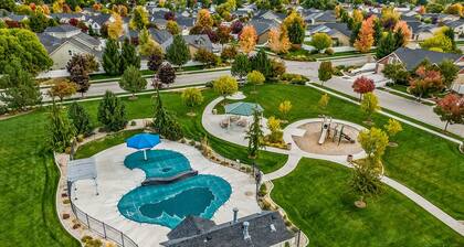 Beautiful Home with HOT TUB, COMMUNITY POOL & GAME ROOM.