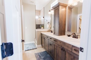 Combined shower/tub, hair dryer, towels, soap - Beautiful Home with HOT TUB, COMMUNITY POOL & GAME ROOM. (Nampa)