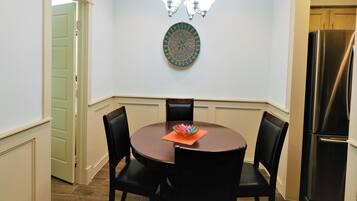 Condo có thiết kế đặc trưng, 2 phòng ngủ, 2 phòng tắm | Phòng ăn