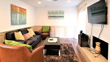 Condo có thiết kế đặc trưng, 2 phòng ngủ, 2 phòng tắm | Khu phòng khách | TV màn hình phẳng