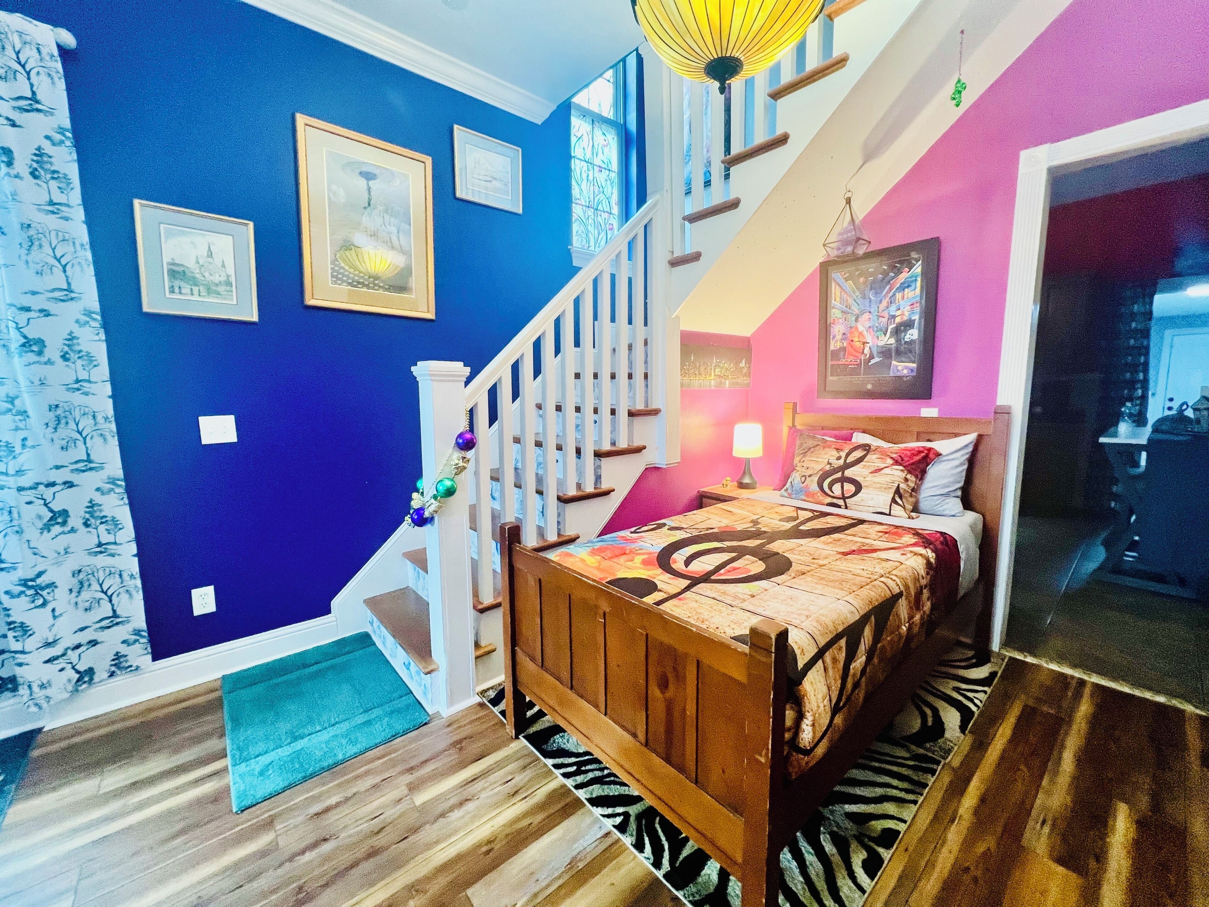 3 slaapkamers, een bureau, een strijkplank/strijkijzer, reisbedje