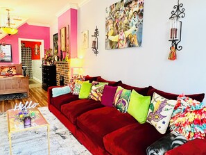 Smart TV, fireplace - Unique, colorful, fun MidCity home with high ceilings, steps from the top cafés. (New Orleans)