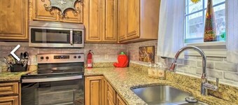 Stylish MidCity home with high ceilings, chic décor, steps from the top cafés.