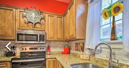 Stylish MidCity home with high ceilings, chic décor, steps from the top cafés.