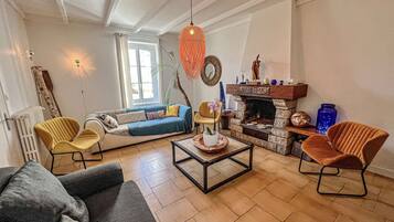 Televisión y chimenea