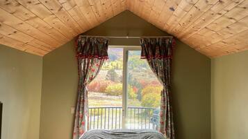 1 bedroom, desk, WiFi