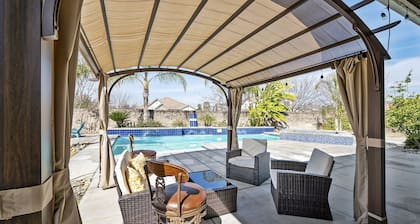A Relaxing Retreat with Pool and Heated Jacuzzi near Sequoia Parks