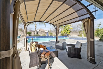 A Relaxing Retreat with Pool and Heated Jacuzzi near Sequoia Parks